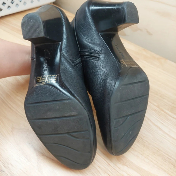 Clarks size 9 ankle zip block heel boots booties black leather - Picture 9 of 14